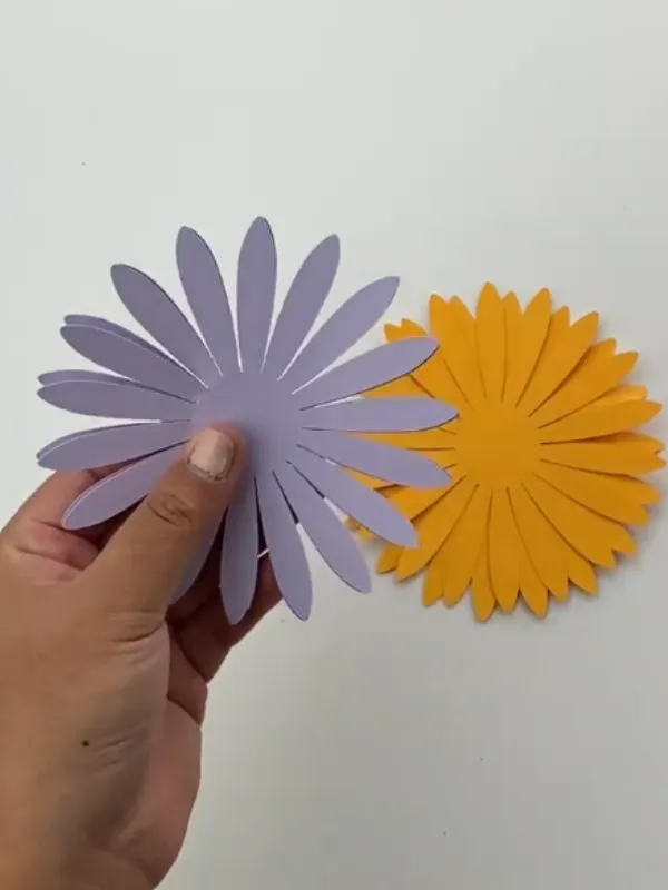 18 Craft Ideas For Paper Flowers You Can Make in Minutes 7 Layered Cut Paper Daisy