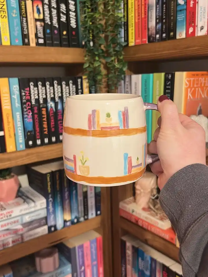 Turn the Mug Into a Mini Bookshelf