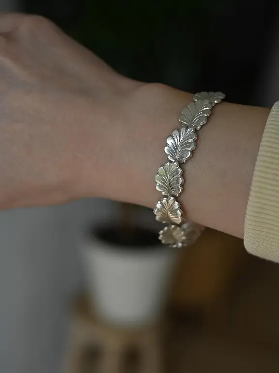 17 Vintage Bracelet Ideas for Stacking, Layering, and Wearing Solo 13 Carved Leaf Link Bracelet