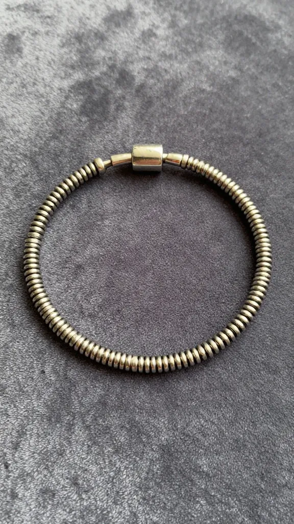 Elastic Vs Wire Bracelet Which Is Better for Beginners 3 temp 1777704075521