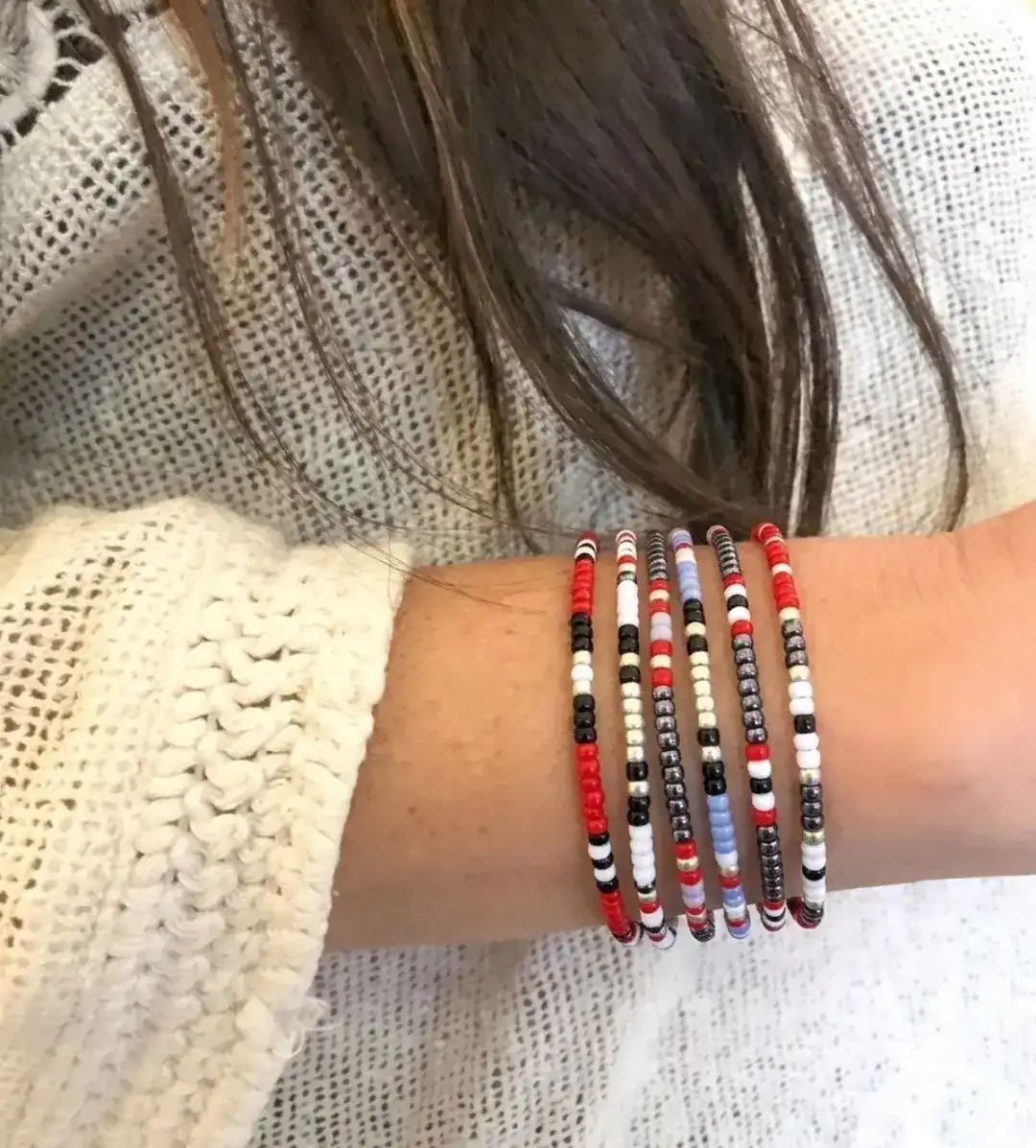 12 Minimalist Friendship Bracelet Ideas Your Friends Will Actually Wear 5 Thin Seed Bead Stripes You Can Stack Six Deep