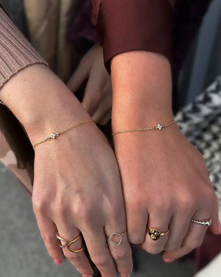 12 Minimalist Friendship Bracelet Ideas Your Friends Will Actually Wear 2 Matching Chain Bracelets With One Tiny Charm