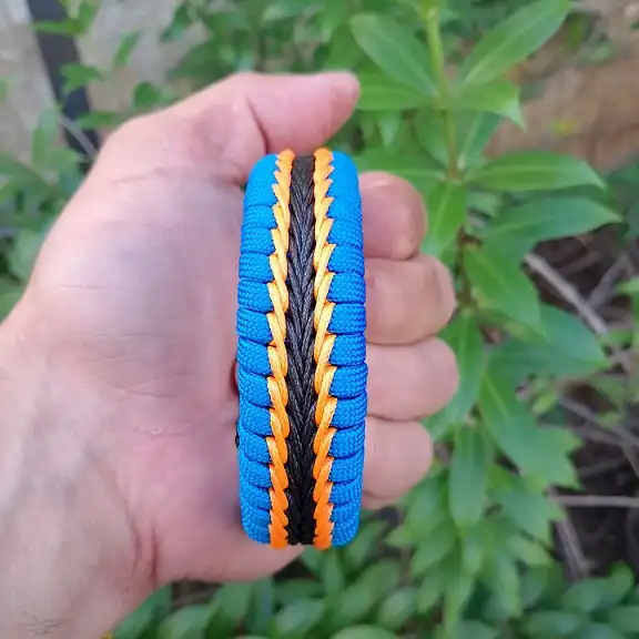 Paracord Bracelet With a Contrast Center Stripe