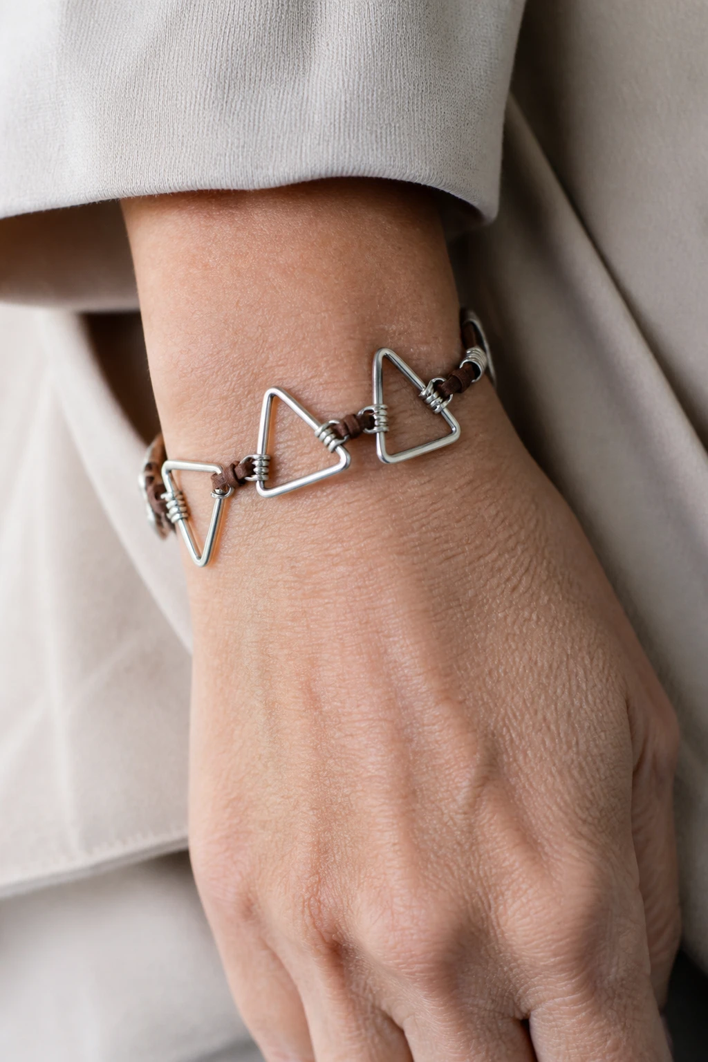 7 Elegant Wire Bracelet Ideas for Women Over 40 You Need to Try 5 Item 4
