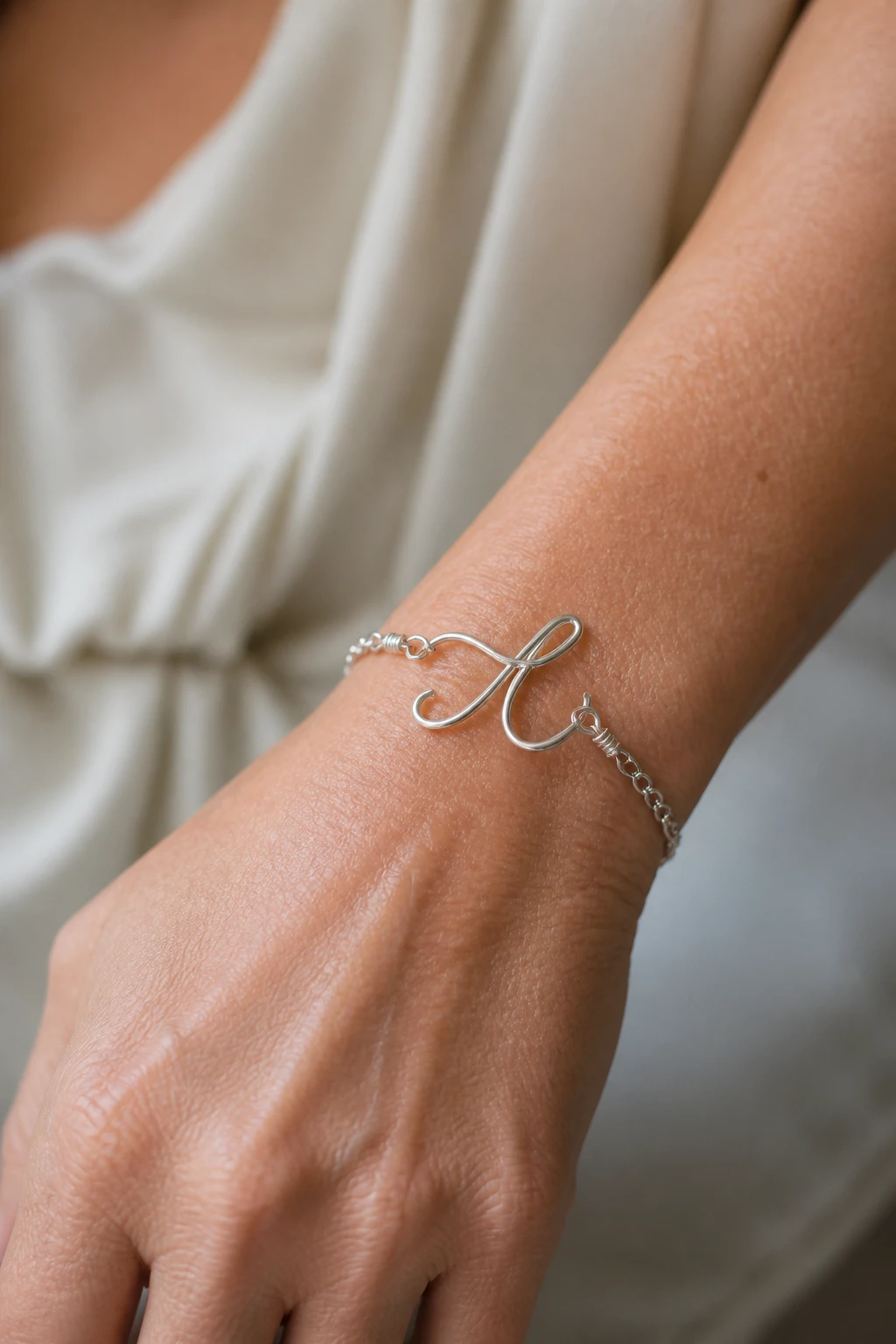 7 Elegant Wire Bracelet Ideas for Women Over 40 You Need to Try 8 Item 7
