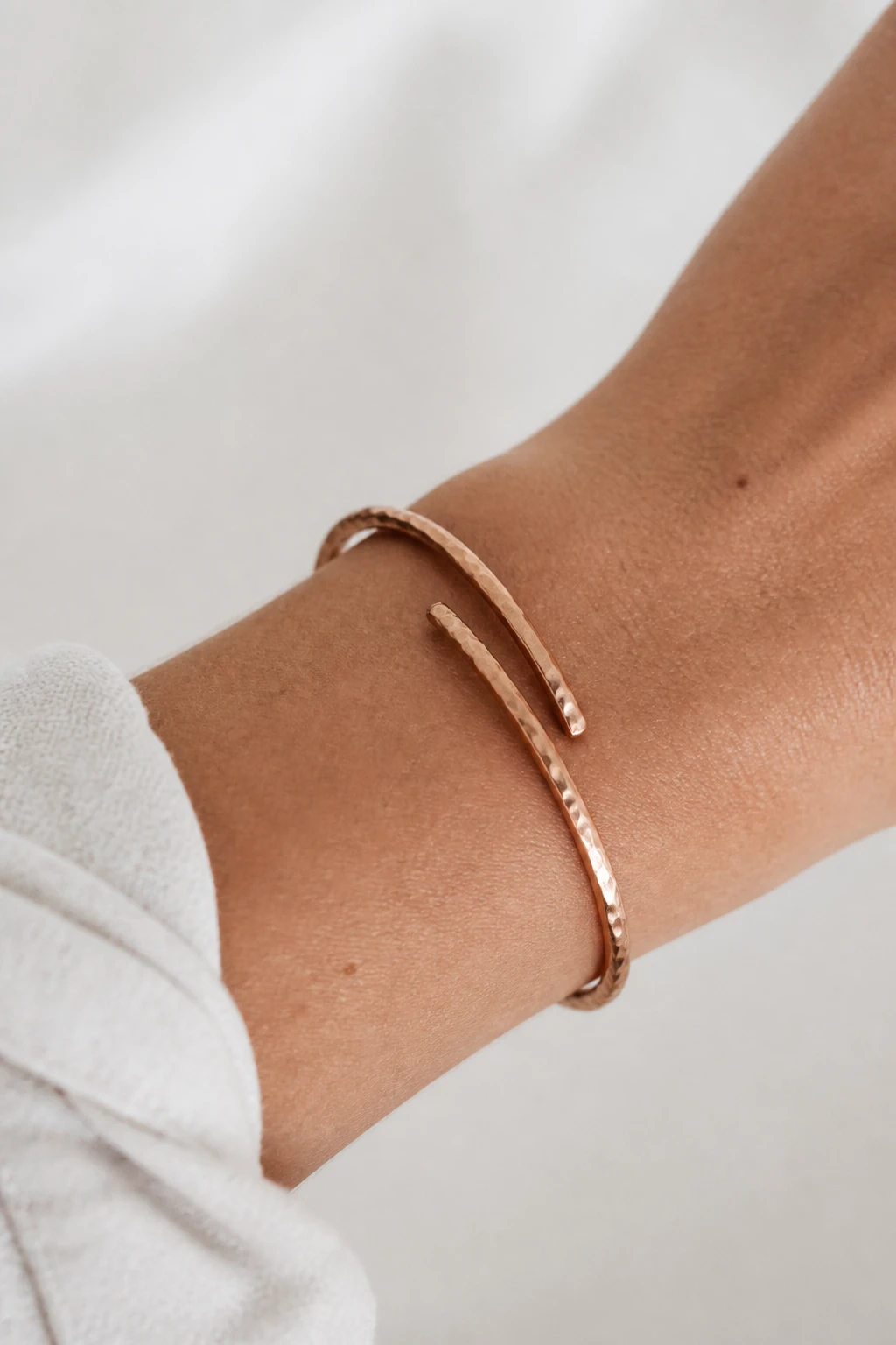 9 Minimalist Wire Bracelet Ideas That Go With Literally Everything 2 Item 1