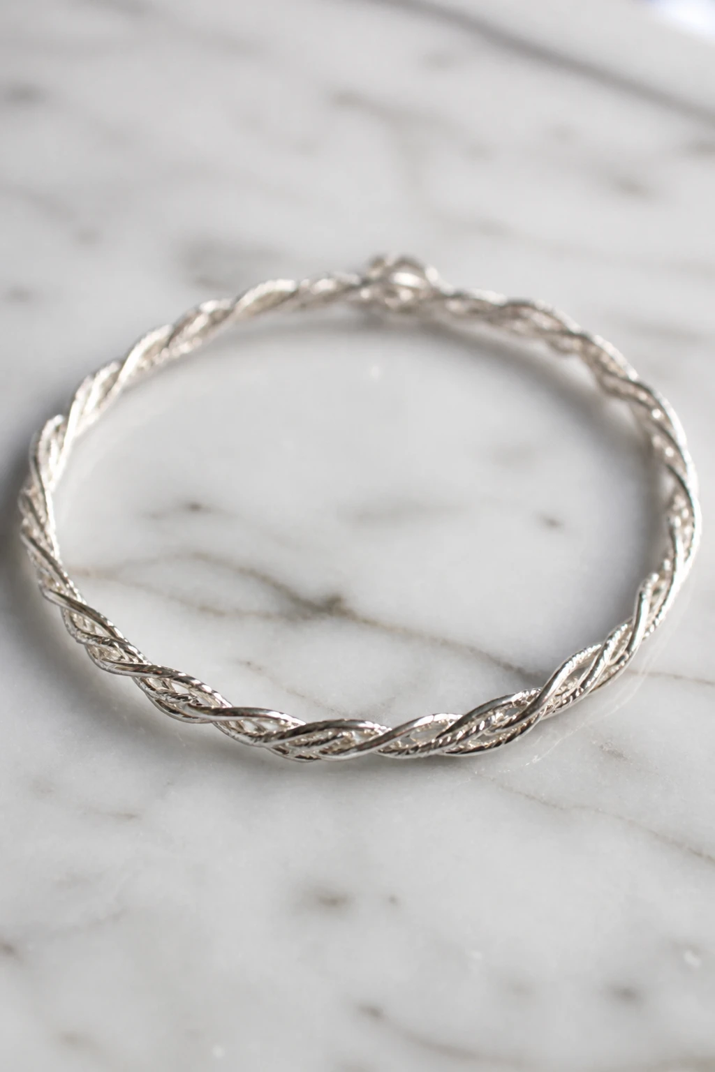 9 Minimalist Wire Bracelet Ideas That Go With Literally Everything 4 Item 3