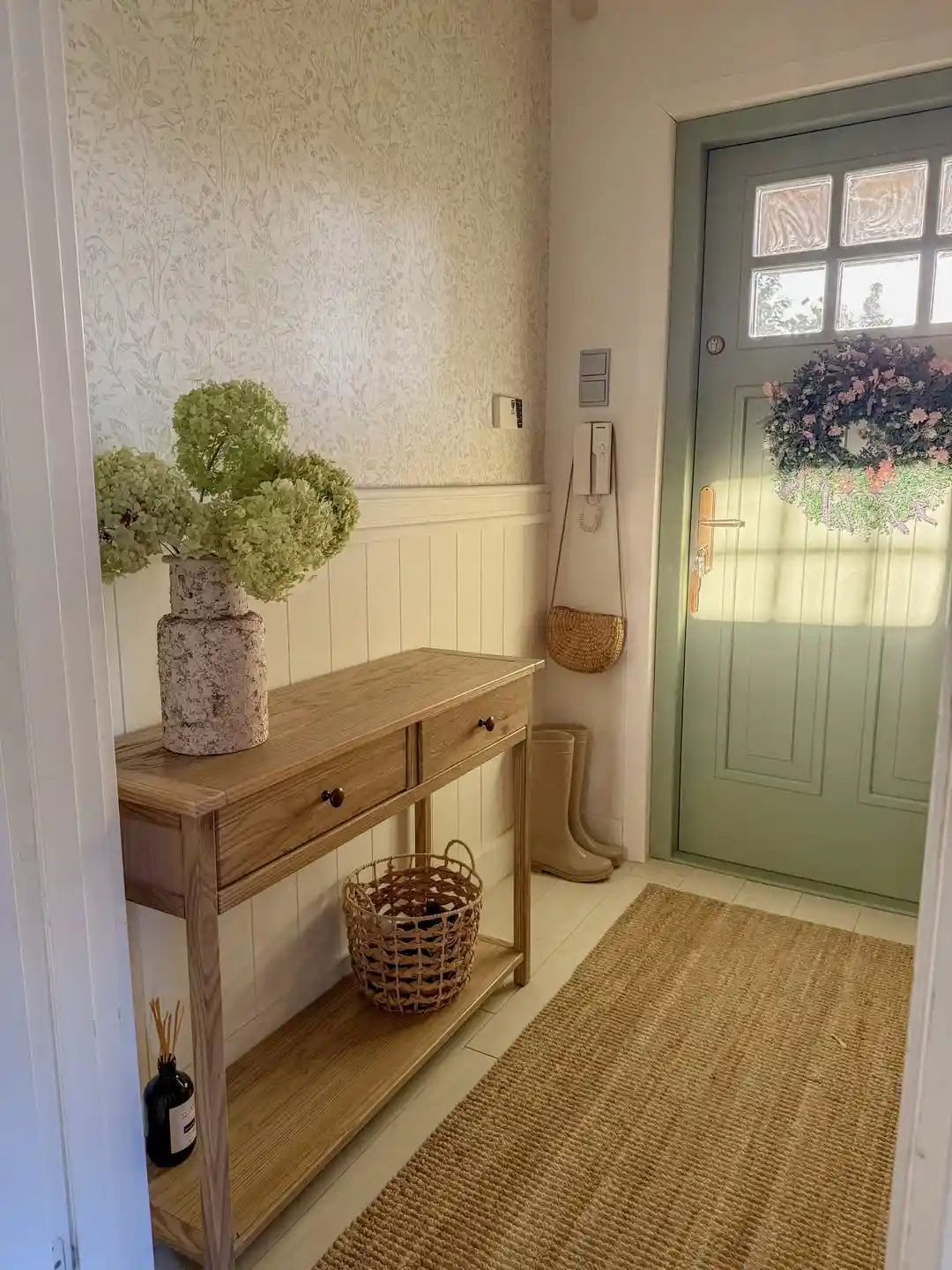 18 Entryway Storage Ideas for Small Spaces 8 Entryway console table