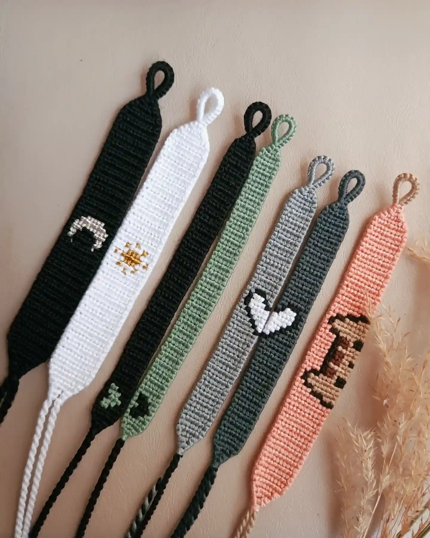 16 Macrame Bracelet Patterns for Beginners 5 Macrame Tassel Bracelet