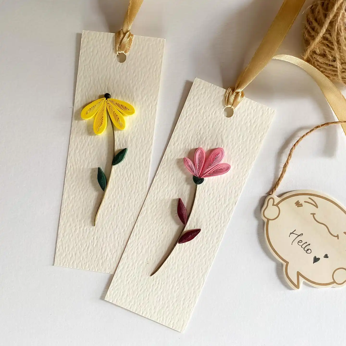17 DIY Bookmark Ideas for Beginners 2 Paper flower bookmarks