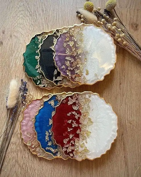 resin coaster with gol flakes