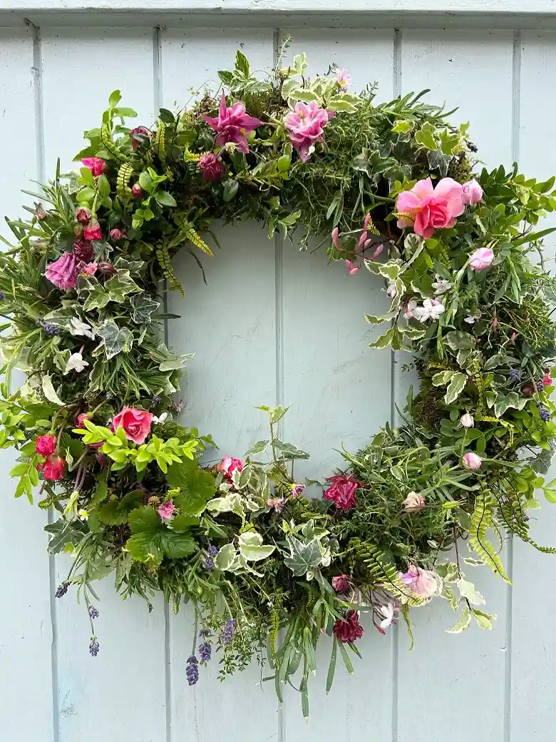 15 Summer Wreath Ideas for the Front Door 12 Bright summer wreath